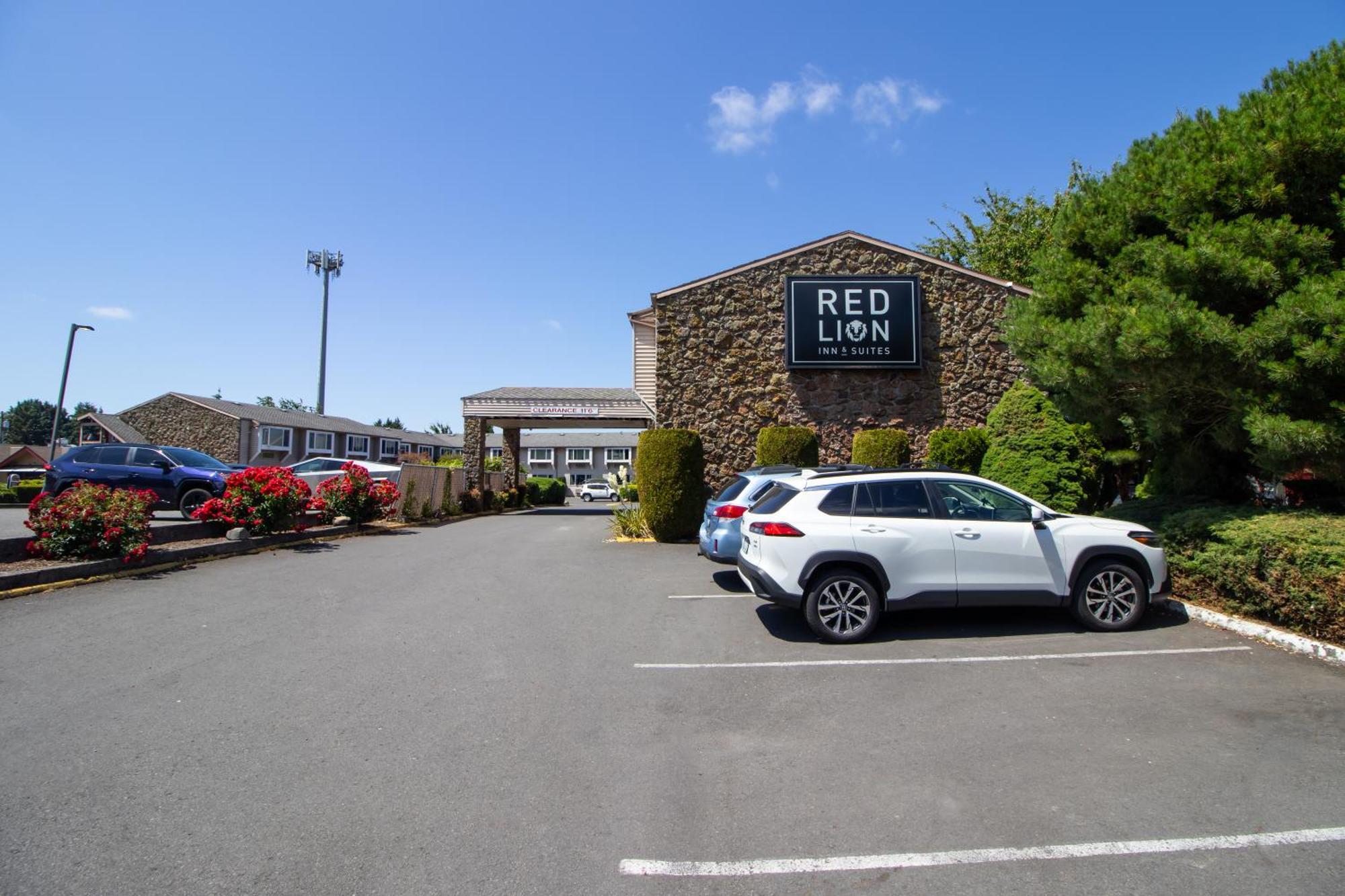 Red Lion Inn & Suites Vancouver Exterior photo